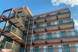 事件のあった前橋市内のマンション。救急搬送後のエレベーターには血痕が点々と残っていたという