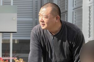 直撃を受ける木下隆行