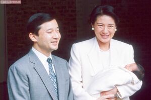 2001年12月、愛子さまご誕生。宮内庁病院を退院される雅子さまと