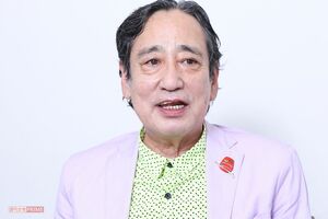 ルー大柴（67）古着店巡りにハマっているそうで、この日の衣装も古着店などで購入したもので自らそろえたそう