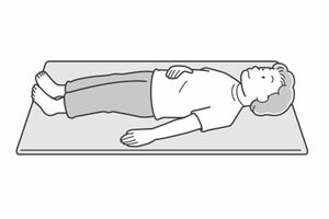 あおむけに寝て、お腹の中で風船をふくらませるようなイメージで鼻からゆっくりと息を吸う。おへその少し上に片手を置いてお腹のふくらみを確認しながら行うとやりやすい。1日5回から始め、慣れたら10回〜20回を行う。(イラスト/わたなべふみ)