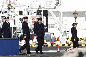 (写真左から)『DCU』の隊員役を演じる俳優の高橋光臣、お笑いコンビ土佐兄弟の有輝、岡崎体育、中村アン