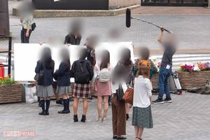 街中で撮影を行うドラマスタッフ（写真はイメージです）