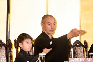 『十三代目市川團十郎白猿襲名披露狂言 八代目市川新之助舞台狂言』発表会見（'20年2月）　挙手をした報道陣に、質問を促す海老蔵＆勸玄くんが思わずシンクロ。そんな仕草まで一緒とはびっくり!