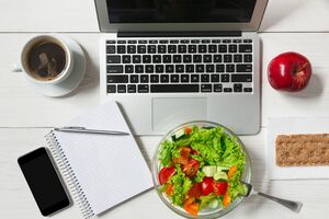 デスクでランチは脳に悪い！マルチタスクの弊害とは？