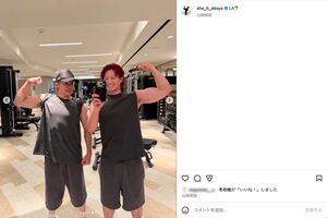 鍛え上げた“極太”の腕を披露した平野紫耀と岸優太(平野のインスタグラムより)