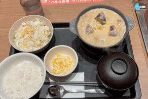 松屋のシュクメルリを堪能する栃ノ心(公式Xより)