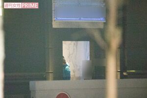 '15年2月、紗栄子似の女性と東京・五反田のホテルに入るスピードワゴン・井戸田潤