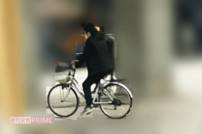 自転車で帰路につく平成ノブシコブシの・徳井健太