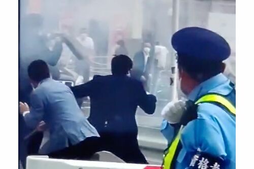 山上徹也容疑者が2発目の銃弾を放つと、爆音と白煙が…（目撃者提供）