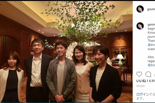 ヴィンセント・ゾウ選手（中央）と所属契約を交わした木下グループ。ゾウ選手の右隣には濱田コーチの姿もある