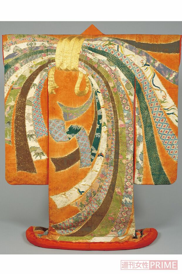 重要文化財　振袖 紅紋縮緬地束熨斗模様（江戸時代・18世紀　京都・友禅史会蔵）／江戸時代、きものの流行が京都から発信されるように。こちらの振袖は、江戸時代中期における最高の友禅染の技を駆使したもの。熨斗模様、ひと筋ひと筋に繊細な色挿しが施されている