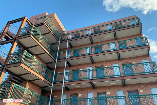 事件のあった前橋市内のマンション。救急搬送後のエレベーターには血痕が点々と残っていたという