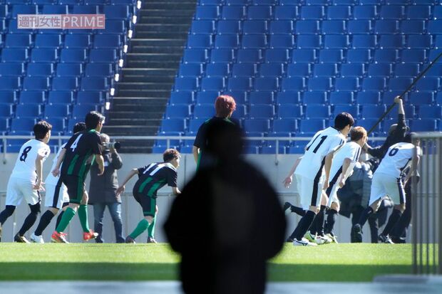 2025年11月、映画『ブルーロック』撮影で、大勢のエキストラによる歓声の中で行われた試合シーン。寒空の下、グラウンドを駆け抜けた