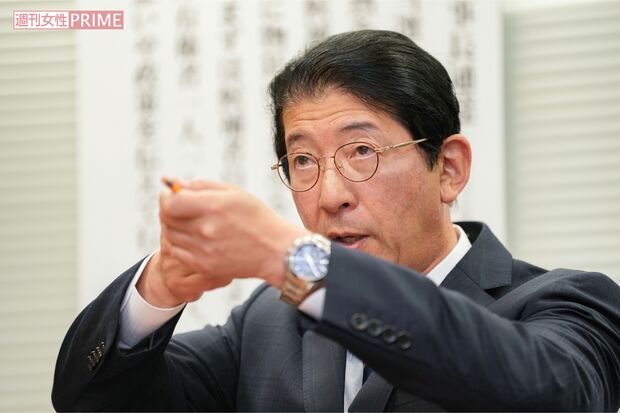 ジェスチャーを交えて安倍晋三元首相の状況を説明する高鳥修一衆議院議員