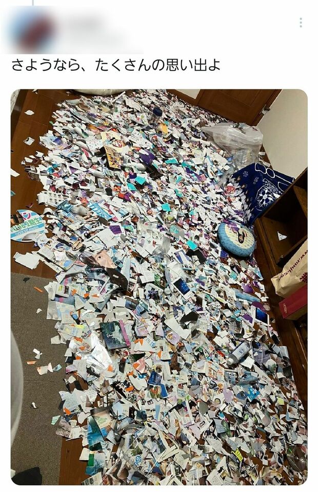 AKB48のファンが関連グッズの数々を粉々に（Twitterより）