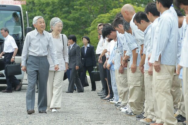 東日本大震災での被災状況を視察するため'11年7月、御料牧場にお立ち寄りに。このときも職員たちにお声がけを