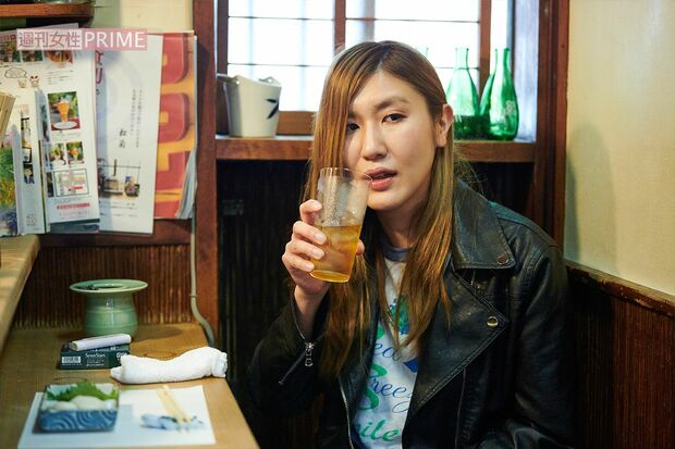 インタビューのお供はウーロンハイ。