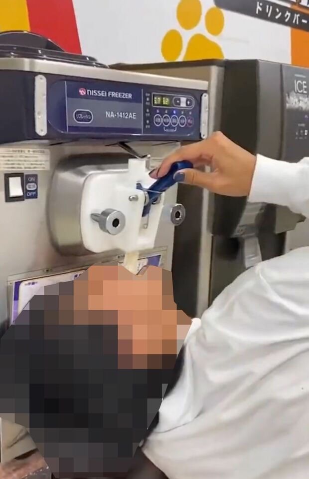 Twitterで拡散されているソフトクリーム直飲み動画（Twitterより）