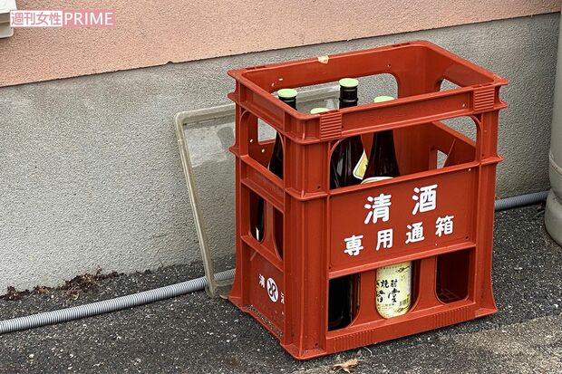 自宅の周囲には焼酎の空き瓶が