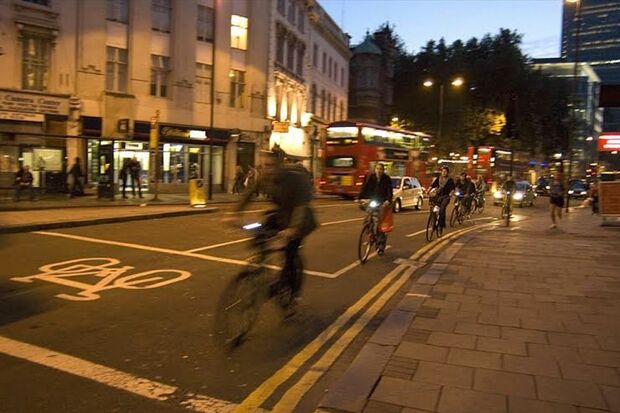 イギリスでは狭い道路でも自転車の車道通行が守られる。交差点の停止線は車の前に