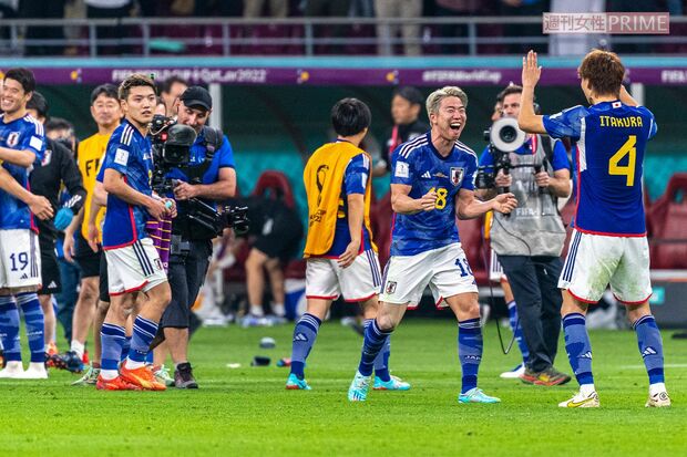 2022年11月23日のドイツ戦で同点ゴールを決めた堂安律（左）と、決勝ゴールを決めた浅野拓磨（JMPA代表撮影）