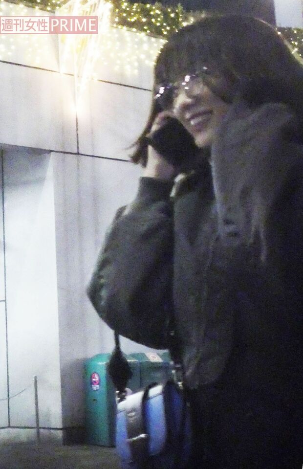 通話しながら会場へ向かう永野は半分、笑顔