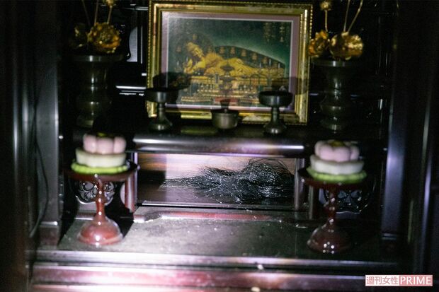 仏壇の中にはなぜか大量の髪の毛があった。室内のいたるところに髪の毛が落ちていた