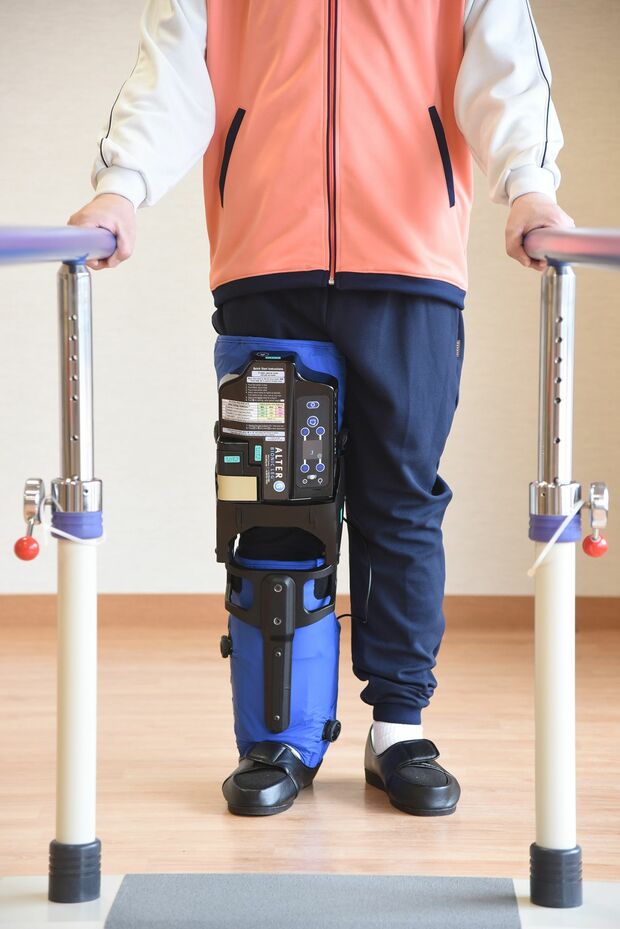 バイオニックレッグ／脳卒中で片方の足が麻痺した患者が対象。足の動かし方を学習するサポートを行う。4台の中で見た目がいちばんロボットっぽい