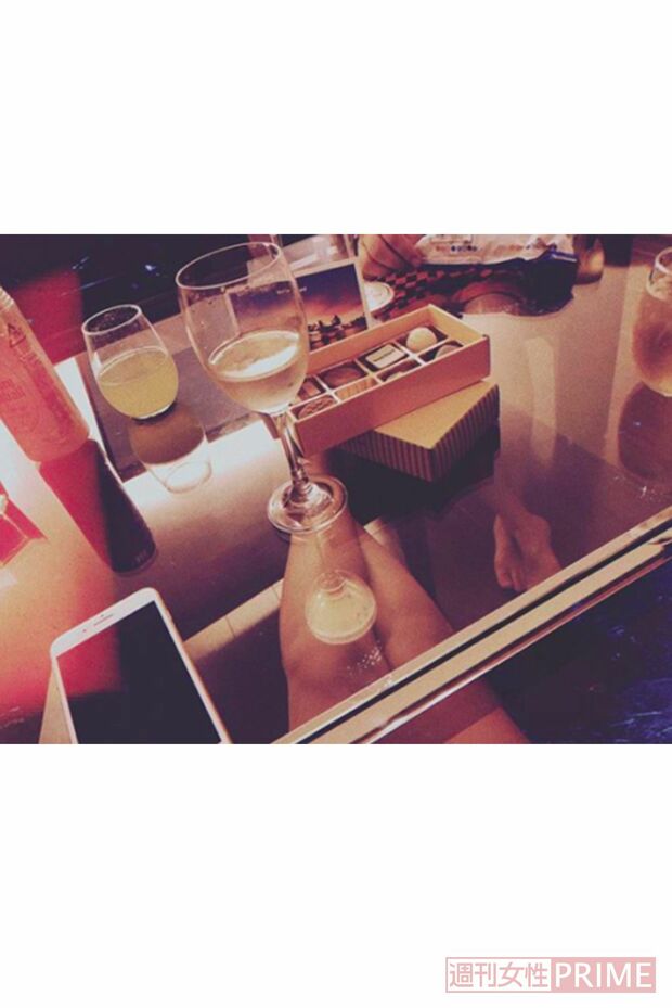 (6)テーブルの下にうっすらと映る足のコブの形が乾選手と同じコブだと特定。すごい執念