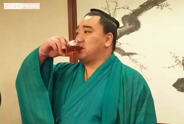 本場所直前に福岡市内で行われた激励会に日馬富士や伊勢ケ濱親方も出席。暴行問題のあとだからか、横綱はウーロン茶を飲んでいた