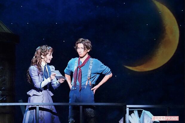 いいネタはないかと探していた新聞記者キャサリン（咲妃みゆ）は、ジャックたちニュージーズが新聞の卸値を引き上げられストライキを起こすことを聞きつけ取材することに　写真提供／東宝演劇部