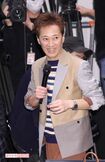 2月21日の退所会見で大勢のマスコミ相手にひとりで立ち向かう中居