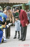 ご家族で初めてディズニーリゾートを訪れた。ミッキーマウスら人気キャラクターのお出迎えに戸惑ったご様子の愛子さま