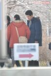 3月中旬に茨城県内で行われたロケでは、鈴木と榮倉のシーンを撮っていた