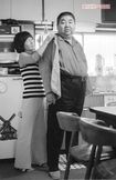 『寺内貫太郎一家』の撮影終了後、亜星さんの都内自宅で取材。「家ではいばってないですよ」と妻の英子さん（1974年10月撮影）
