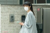 ほしのあき(47)「さすがに歳を感じる」「お人形さんみたい」“生脚”ショットに賛否、インスタ連続投稿は…