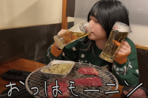 飲みっぷりが凄い酒村ゆっけ（公式Youtubeチャンネルより）
