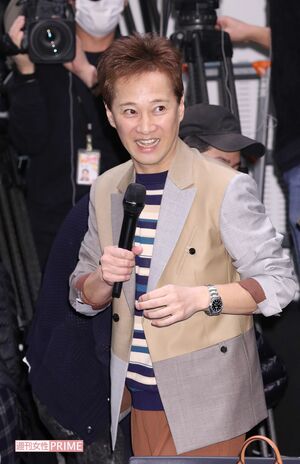 2月21日の退所会見で大勢のマスコミ相手にひとりで立ち向かう中居