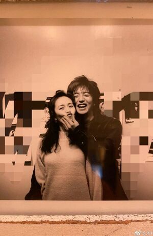 木村拓哉と工藤静香の“幸せダダ漏れ”ツーショット(木村拓哉の『微博』投稿より)