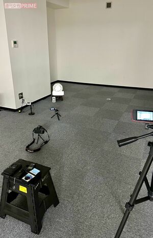 大気圧や室温を測定する機械など、さまざまな器機を用い児玉さんが一晩かけてオバケ調査を行い、報告書にまとめる(本人提供)