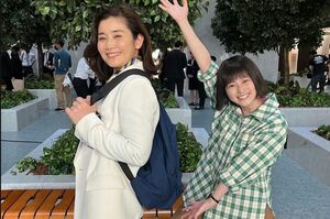 30年前のマリリンが背負っていた時計付きリュックは今回も登場（石田ひかりのインスタグラムより）