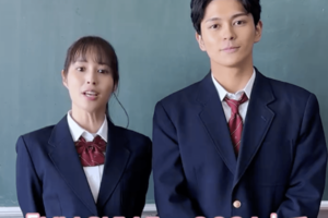 制服姿の広瀬アリス（『366日』月9ドラマXアカウントより）