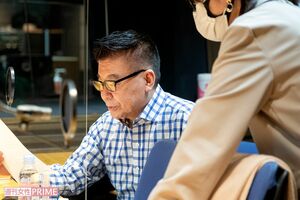 ナレーション収録の際、スタジオにてスタッフとの打ち合わせを真剣な表情で行う生島　撮影／伊藤和幸