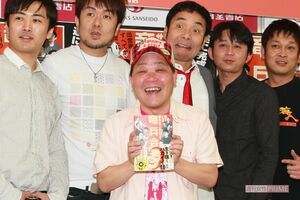 上島竜兵と有吉弘行ら“竜兵会”の面々（2009年）