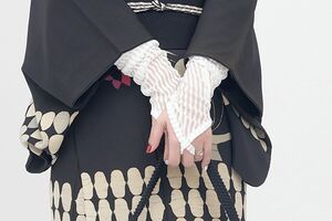 
裄丈は手首の骨が隠れる長さが理想。アームウォーマーやバングルでカムフラージュ
