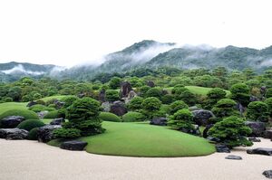 『ミシュラン・グリーンガイド・ジャポン』でも三つ星に選定。写真は夏の「枯山水庭」。