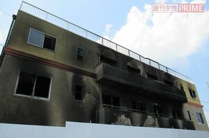 すすだらけになった京アニの外観からは、激しく燃えた様子が伝わってくる