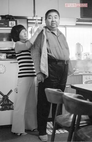 『寺内貫太郎一家』の撮影終了後、亜星さんの都内自宅で取材。「家ではいばってないですよ」と妻の英子さん（1974年10月撮影）