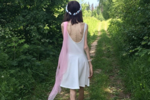 ネットでは有名な海外の痩せ姫画像。浮き出た肩甲骨は「天使の羽」とも呼ばれ、憧れの対象に